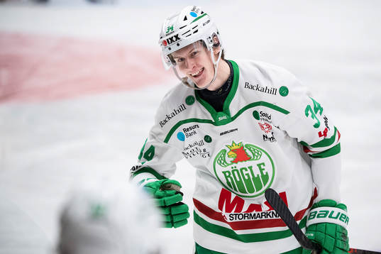 Rögles Adam Edström jublar