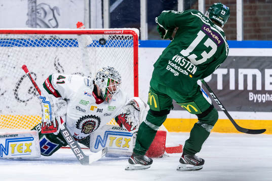 Färjestads Daniel Viksten gör 1-0 bakom Frölundas