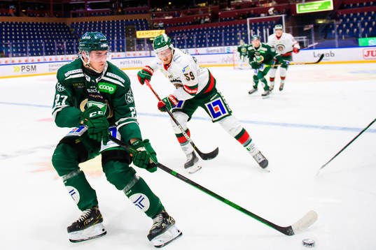 Färjestads Oskar Bäck och Frölundas Simon Hjalmarsson