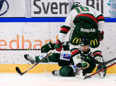 Färjestads Jonathon Blum och Frölundas Lucas Raymond