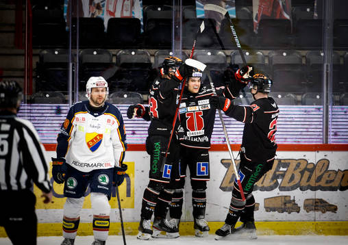 Örebros Glenn Gustafsson jublar vid 3-2