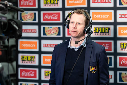 Djurgårdens tränare Robert Ohlsson blir intervjuad av