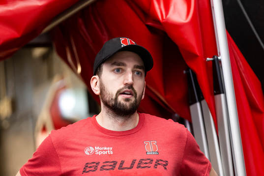 Örebros målvakt Jhonas Enroth blir intervjuad
