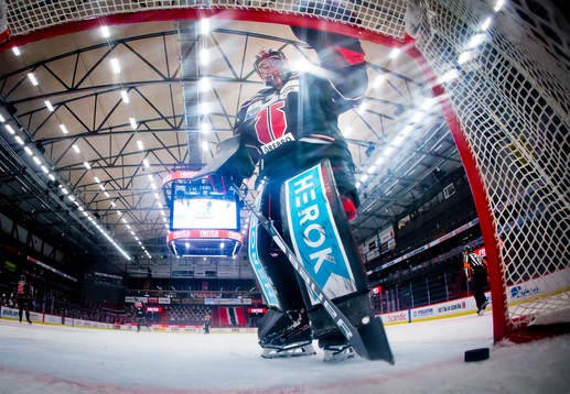 Örebros målvakt Jhonas Enroth deppar vid 3-3