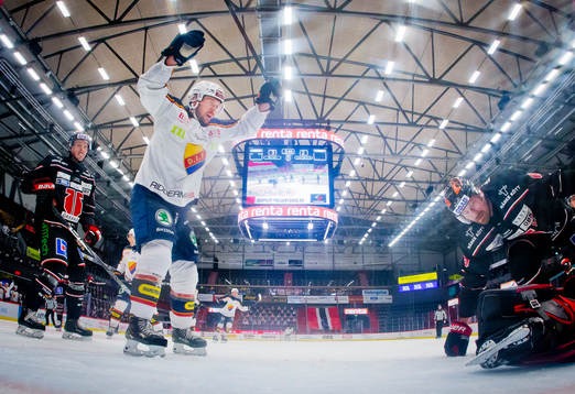 Djurgårdens Niclas Bergfors jublar vid 3-3 målet och