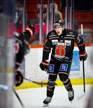 Örebros Glenn Gustafsson jublar vid 3-2