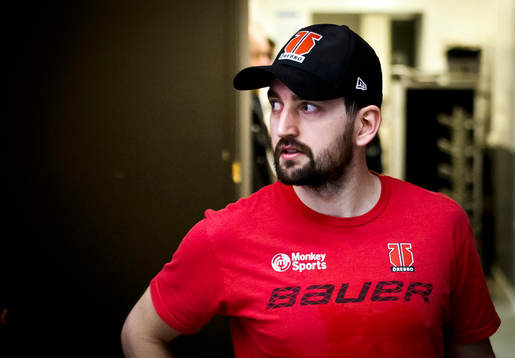 Örebros målvakt Jhonas Enroth blir intervjuad