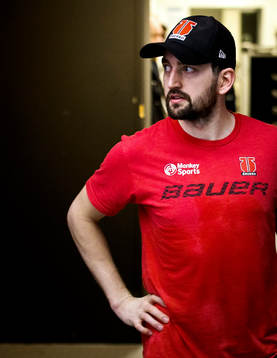 Örebros målvakt Jhonas Enroth blir intervjuad