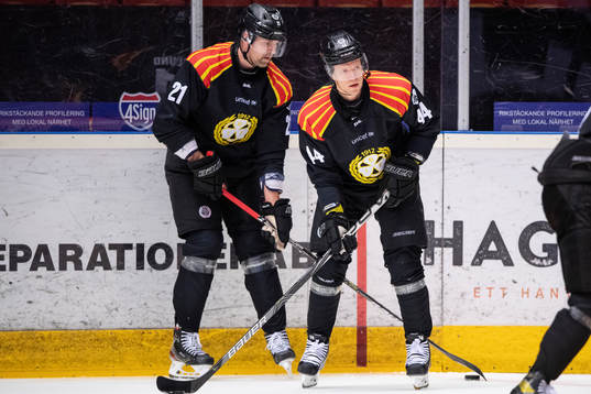 Brynäs Patrik Berglund och Nicklas Danielsson värmer upp