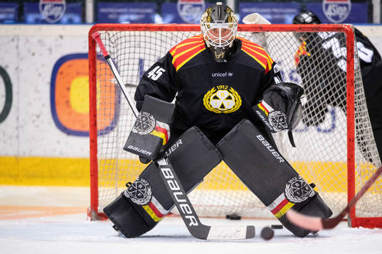 Brynäs målvakt Viktor Andrén värmer upp