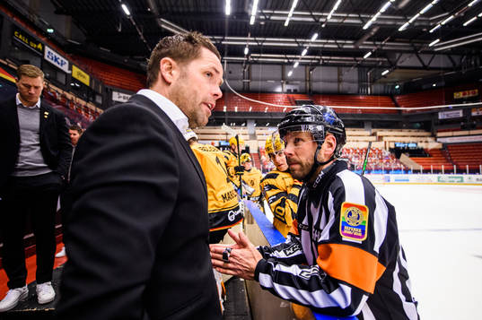 Skellefteås assisterande tränare Stefan Hedlund i samtal