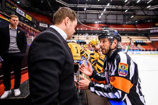 Skellefteås assisterande tränare Stefan Hedlund i samtal
