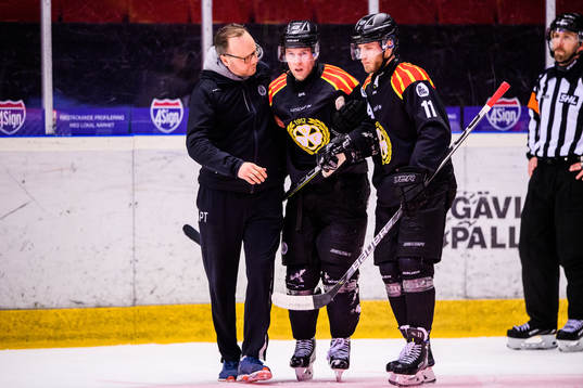 Brynäs Greg Scott får hjälp av isen