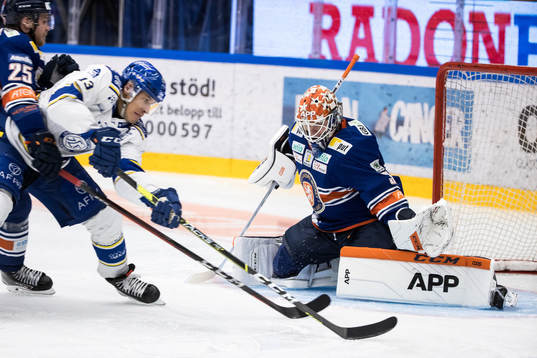 Växjös målvakt Erik Källgren räddar chans från