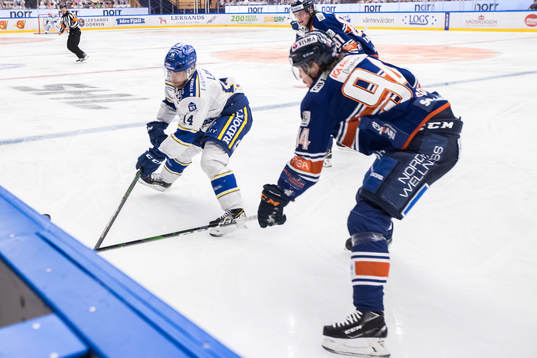 Leksands Oskar Lang och ´vv94+under ishockeymatchen i SHL