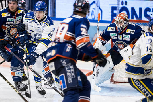 Leksands Nils Åman och Växjös målvakt Erik Källgren