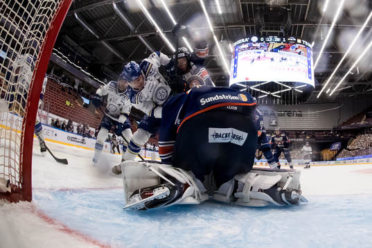 Leksands Patrik Zackrisson och Växjös målvakt Erik