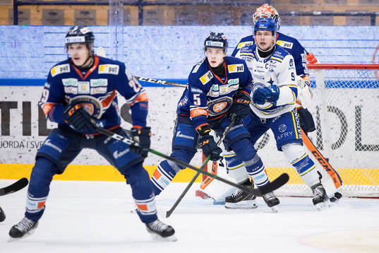Växjös Juuso Vainio och målvakt Erik Källgren mot