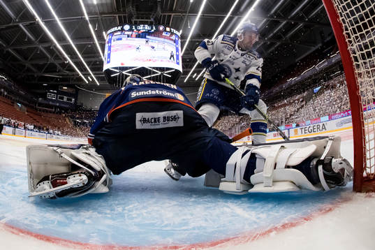 Växjös målvakt Erik Källgren räddar straff från