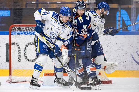 Leksands Carter Ashton och Växjös Miika Koivisto framför
