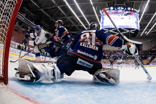 Leksands Jon Knuts oroar framför Växjös målvakt Erik