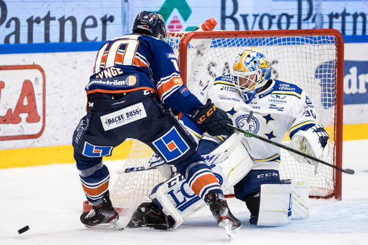 Växjös Richard Gynge oroar framför Leksands målvakt