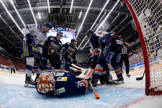 Leksands Marek Hrivik och Växjös målvakt Erik Källgren