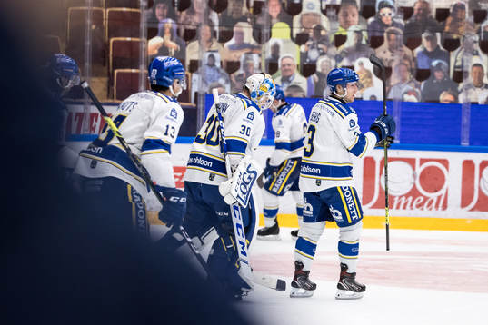 Leksands Jon Knuts och målvakt Janne Juvonen och August