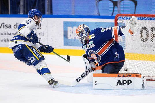 Leksands Oskar Lang och Växjös målvakt Erik Källgren