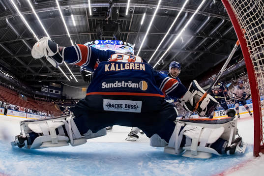 Växjös målvakt Erik Källgren räddar chans från