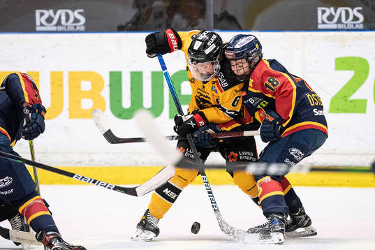 Luleås Jenni Hiirikoski och Djurgårdens Alice Östensson