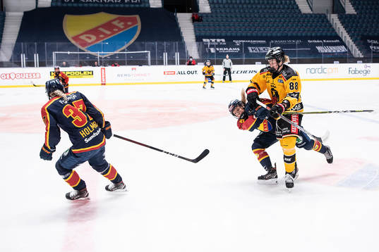 Djurgårdens Lova Blom och Luleås Ronja Savolainen