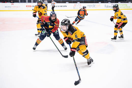 Djurgårdens Julia Östlund och Luleås Jenni Hiirikoski