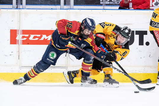 Djurgårdens Julia Östlund och Luleås Jenni Hiirikoski