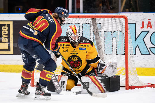 Djurgårdens Andrea Dalen och Luleås målvakt Sara Grahn