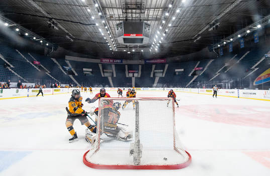 Luleås Michela Cava gör 0-1 bakom Djurgårdens målvakt
