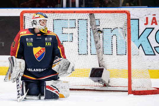 Djurgårdens målvakt Lovisa Berndtsson ser 1-5 målet gå