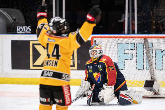 Djurgårdens målvakt Lovisa Berndtsson deppar