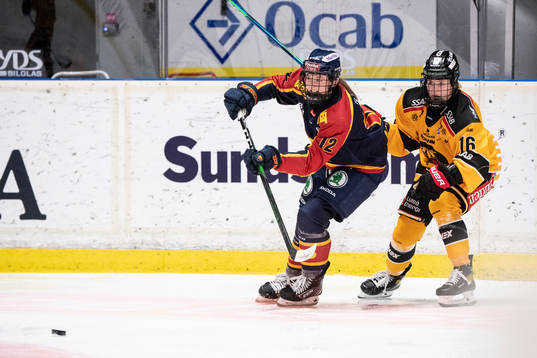 Djurgårdens Allie Munroe och Luleås Petra Nieminen