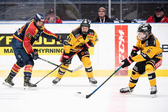 Djurgårdens Josefine Jakobsen mot Luleås Wilma Sjölund