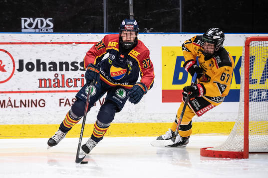 Djurgårdens Josefine Holmgren och Luleås Linn Peterson