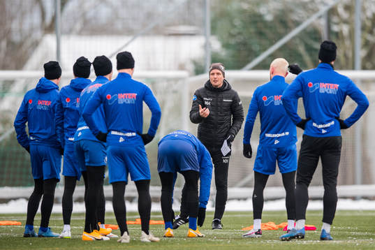 Tränare Kristian Haynes har genomgång