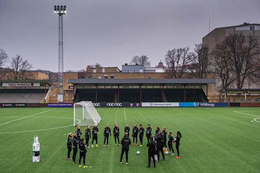 Tränare Jonas Eidevall har genomgång
