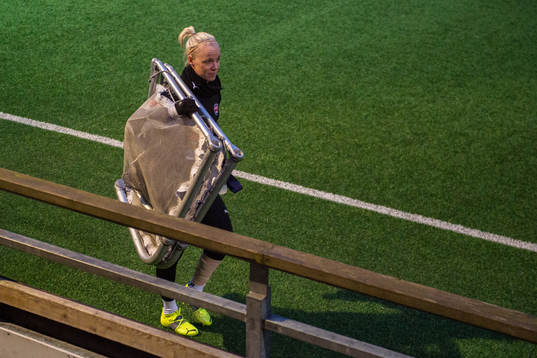 Caroline Seger med lindat ben