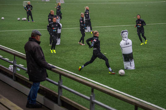 En man står på läktaren och kollar på Rosengårds