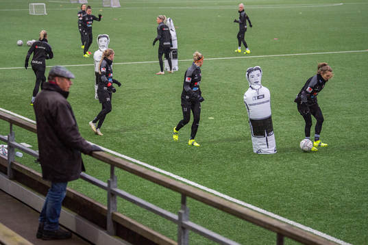 En man står på läktaren och kollar på Rosengårds