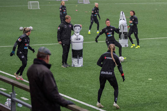 En man står på läktaren och kollar på Rosengårds