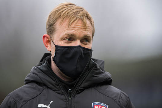 Tränare Jonas Eidevall med munskydd