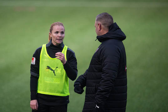 Glodis Perla Viggosdottir och assisterande tränare Patrick