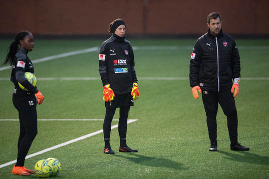 Målvakt Angel Mukasa, målvakt Stephanie Labbé och